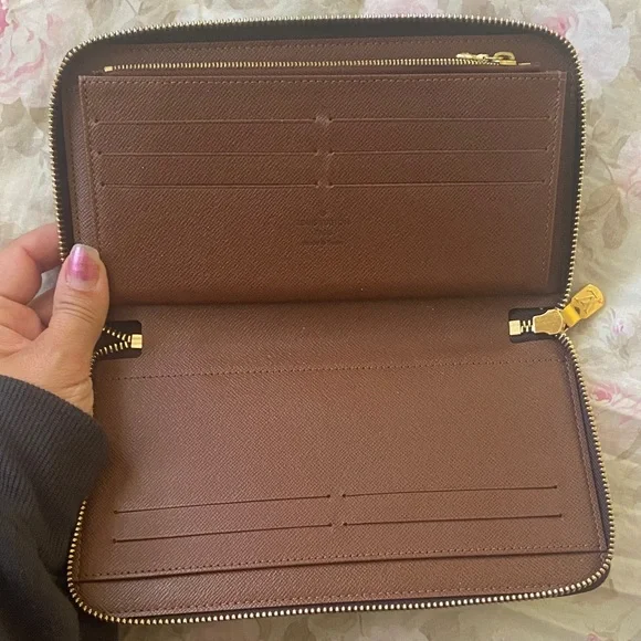 Louis Vuitton wallet - Picture 10 of 10